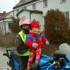 Motocyklowe Mikolajki z dziecmi z Domu Dziecka - Michal Bozalek i dziewczynka z domu dziecka
