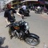 Polski motocyklista na ulicach Nowego Delhi w Indiach - enfield w nowym delhi