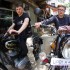 Polski motocyklista na ulicach Nowego Delhi w Indiach - przymiarka do motocykli