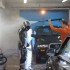 Pranie kombinezonu motocyklowego w Rosji - motocyklista na myjni