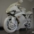 Yamaha R1 wykonana z papieru - w pokoju