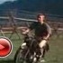 films - Wielka Ucieczka - Steve McQueen skacze na motocyklu