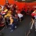 Amerykanska runda motocyklowego grand prix zdjecia z Indy GP 2012 - mechanicy przy pracy