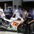 Amerykanska runda motocyklowego grand prix zdjecia z Indy GP 2012 - sprawdzanie motocykla
