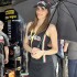Dziewczyny serii World Superbike na zdjeciach - brunetka pod parasolem