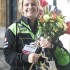 Dziewczyny z toru Silverstone WSBK na goraco - blondynka z kwiatami