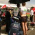 Dziewczyny z toru Silverstone WSBK na goraco - spodniczka pod parasolem