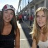 Kobiety na torze wyscigowym piekniejsza strona Nurburgring w obiektywie - usmietchniete dziewczyny
