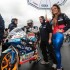 Laski na finalowej rundzie MotoGP w Hiszpanii - niebieskie legginsy
