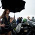 Laski na finalowej rundzie MotoGP w Hiszpanii - seksowna parasolka
