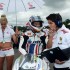 MotoGP z sexownej strony fotogaleria z Brna - blondi z bidonem