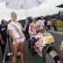MotoGP z sexownej strony fotogaleria z Brna - dlugonoga blondynka
