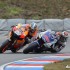 Motocyklowe Grand Prix w Brnie klasa krolewska na zdjeciach - Lorenzo goni pedrose