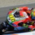 Motocyklowe Grand Prix w Brnie klasa krolewska na zdjeciach - Valentino Rossi zejscie na kolano