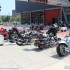 Powrot do przeszlosci z Harley Davidson - zapelniony parking przed muzeum