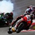 Walka o mistrzostwo Superbike na torze w Portugalii fotogaleria - dym na torze