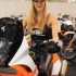 Dziewczyny na targach motocyklowych w Warszawie - dziewczyna KTM