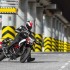 Gigantyczna galeria Ducati Hypermotard - bokiem miasto