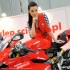 Hostessy Scigacz pl na wystawie motocykli - czerwien na stoisku