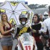 Laski w obiektywie podczas MotoGP Australii - blondynka z parasolka