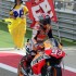 Motocyklowe Grand Prix Aragonii na zdjeciach - z flaga