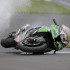 Tom Sykes i jego problemy z Kawasaki sekwencja zdjec - 18 gaszenie motocykla