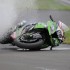 Tom Sykes i jego problemy z Kawasaki sekwencja zdjec - 19 gaszenie motocykla 2