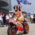 MotoGP na torze Sepang 2014 w obiektywie - marquez flaga tor sepang 2014