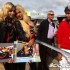 Plec piekna na torze Silverstone galeria zdjec - dziewczyny z plakatami paddock girls silverstone 2014