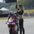Sliczne dziewczyny z Le Mans w obiektywie - dziewczyna z flaga paddock girls
