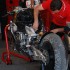 World Superbike Imola wyscigi widziane przez obiektyw - Mechanik w trakcie naprawy