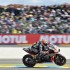 MotoGP na torze Le mans pelna galeria zdjec - Aprilia mini wheelie