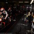 MotoGP na torze Le mans pelna galeria zdjec - Aprilia pitstop