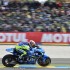MotoGP na torze Le mans pelna galeria zdjec - Suzuki przelatuje