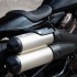 Harley Davidson Sportster S pierwsza jaskolka rewolucji obyczajowej i technologicznej - 2021 harley davidson sportster s tyl motocykla