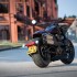 Harley Davidson Sportster S pierwsza jaskolka rewolucji obyczajowej i technologicznej - 2021 harley davidson sportster s tyl skos