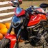 Najnowsze Ducati Monster w tescie i wspolczesna Wonder Woman - 13 Ducati Monster Plus 2021 dynie
