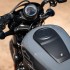 HD Nightster 2022 czy tego oczekiwali Harleyowcy - 17 Harley Davidson Nightster 2022 kokpit zbiornik