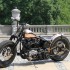 H D Knucklehead custom w oldschoolowym stylu minimalistycznych bobberow - 05 Harley Davidson Knucklehead custom na placu