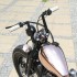 H D Knucklehead custom w oldschoolowym stylu minimalistycznych bobberow - 41 Harley Davidson Knucklehead custom kierownica