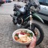 Majowka z Moto Guzzi V85 TT To przyjaciel z aspiracjami na wiecej - 24 Moto Guzzi V85 TT 2022 jedzenie
