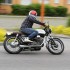 Moto Guzzi V 35 Imola z 1981 roku jako customowy Cafe Racer dla corki - 13 Moto Guzzi V35 Imola Cafe Racer na ulicy