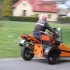 Sidecar Moto Pomarancza Motocykl z koszem zbudowany by dzielic pasje z zona - 26 Customowa Honda CBR 1100 XX Blackbird z wozkiem bocznym na drodze