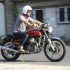 Honda CX 500 z 1981 roku po minimalistycznym customizingu - 03 Honda CX 500 podczas jazdy