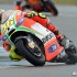 Czwarta runda MotoGP na mokrym torze we Francji fotorelacja - Rossi na kolanie