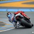 Czwarta runda MotoGP na mokrym torze we Francji fotorelacja - lorenzo kolano tyl