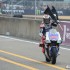 Czwarta runda MotoGP na mokrym torze we Francji fotorelacja - lorenzo z flaga
