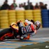 Czwarta runda MotoGP na mokrym torze we Francji fotorelacja - pedrosa na kolanie