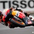 Czwarta runda MotoGP na mokrym torze we Francji fotorelacja - stoner na kolanie