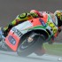 Dominacja Hiszpanow podczas niemieckiej rundy MotoGP zdjecia - kolano na mokrym